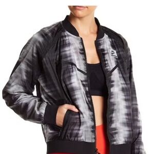 EUC NIKE INTERNATIONAL JACKET WOMENS LARGE